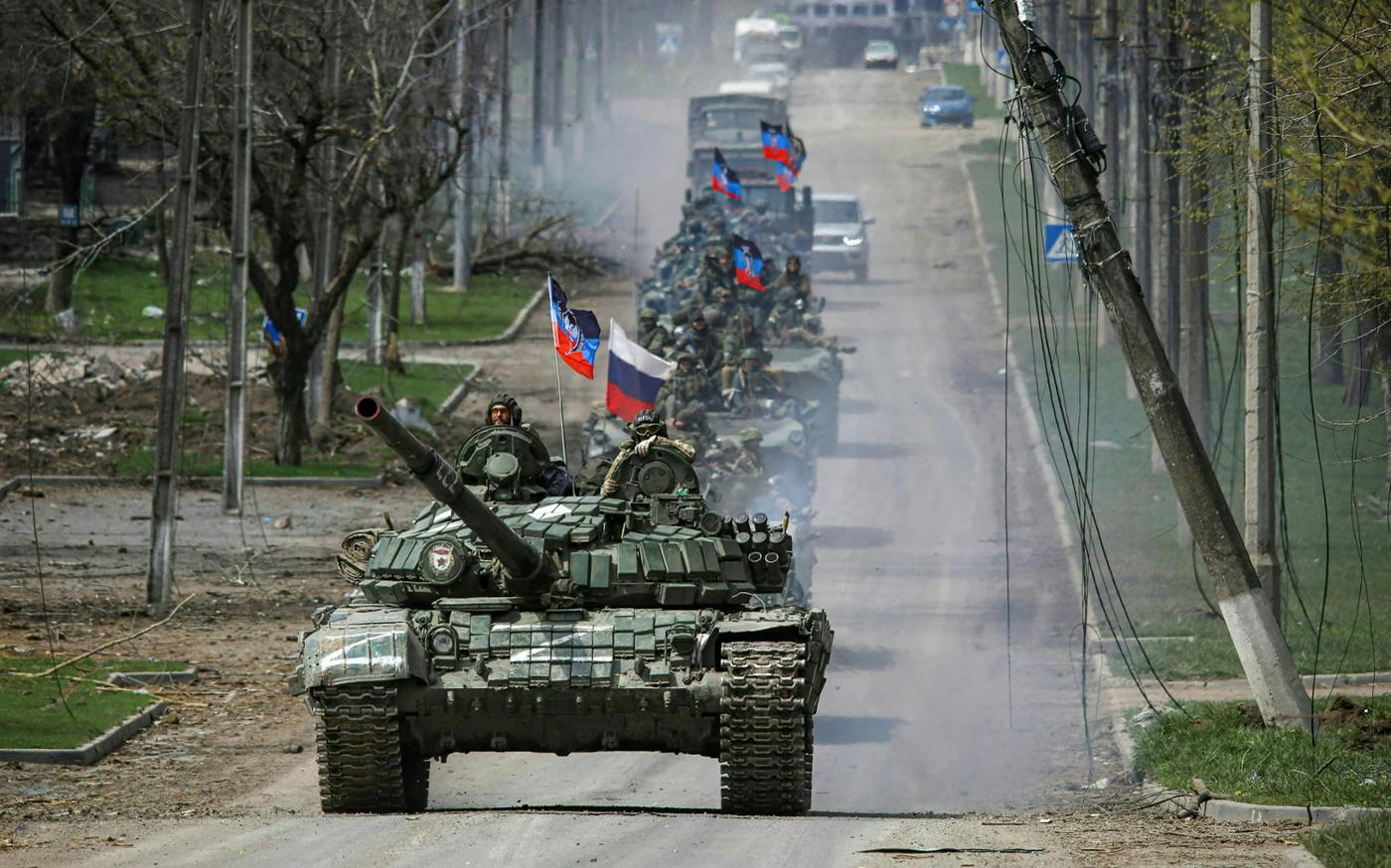 An armoured convoy of pro-Russian troops in the southern port city of Mariupol, Ukraine, on 21 April 2022.© Chingis Kondarov / Reuters
)