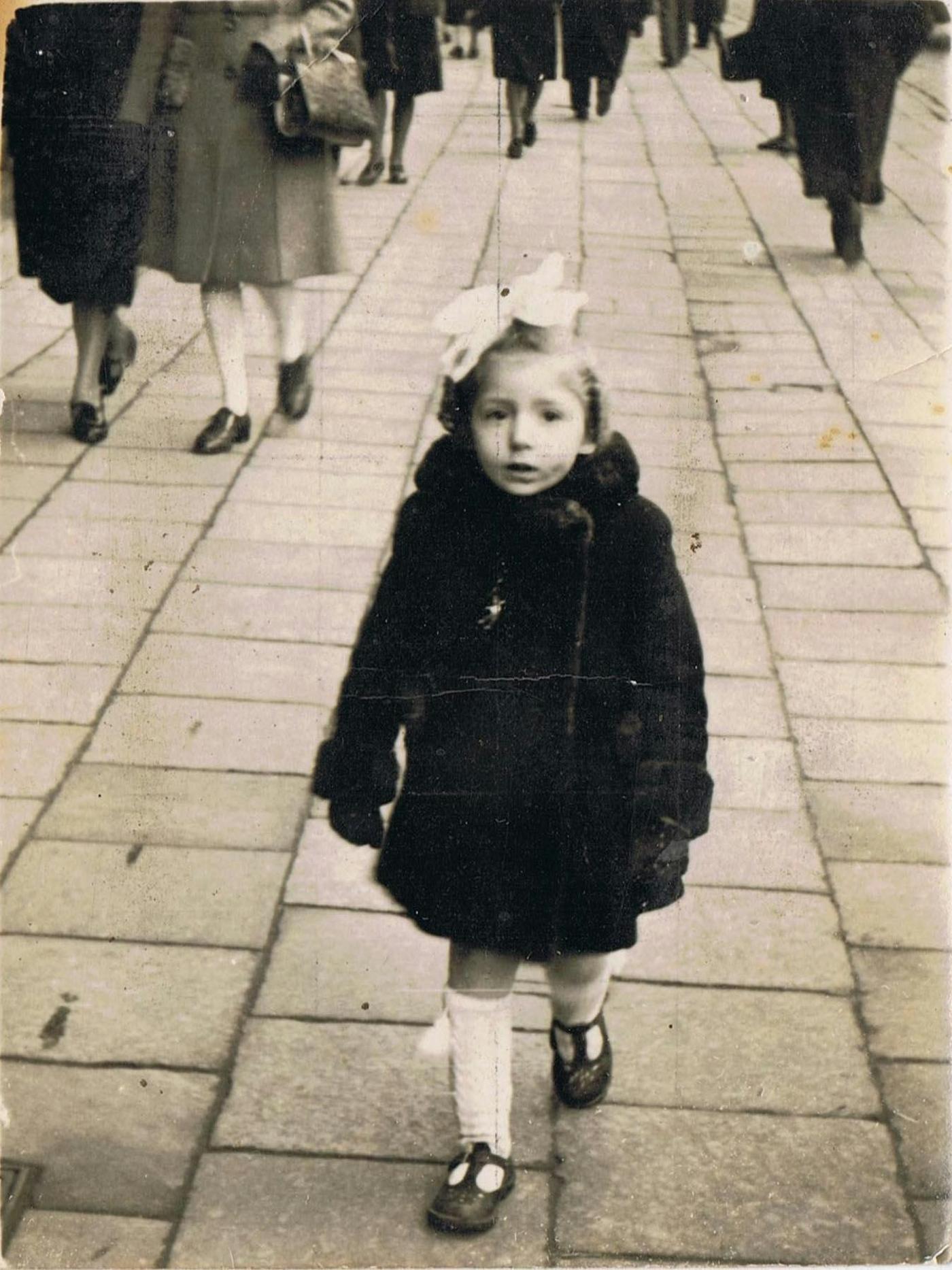 Regina in Hemiksem as a child, 1944.
)