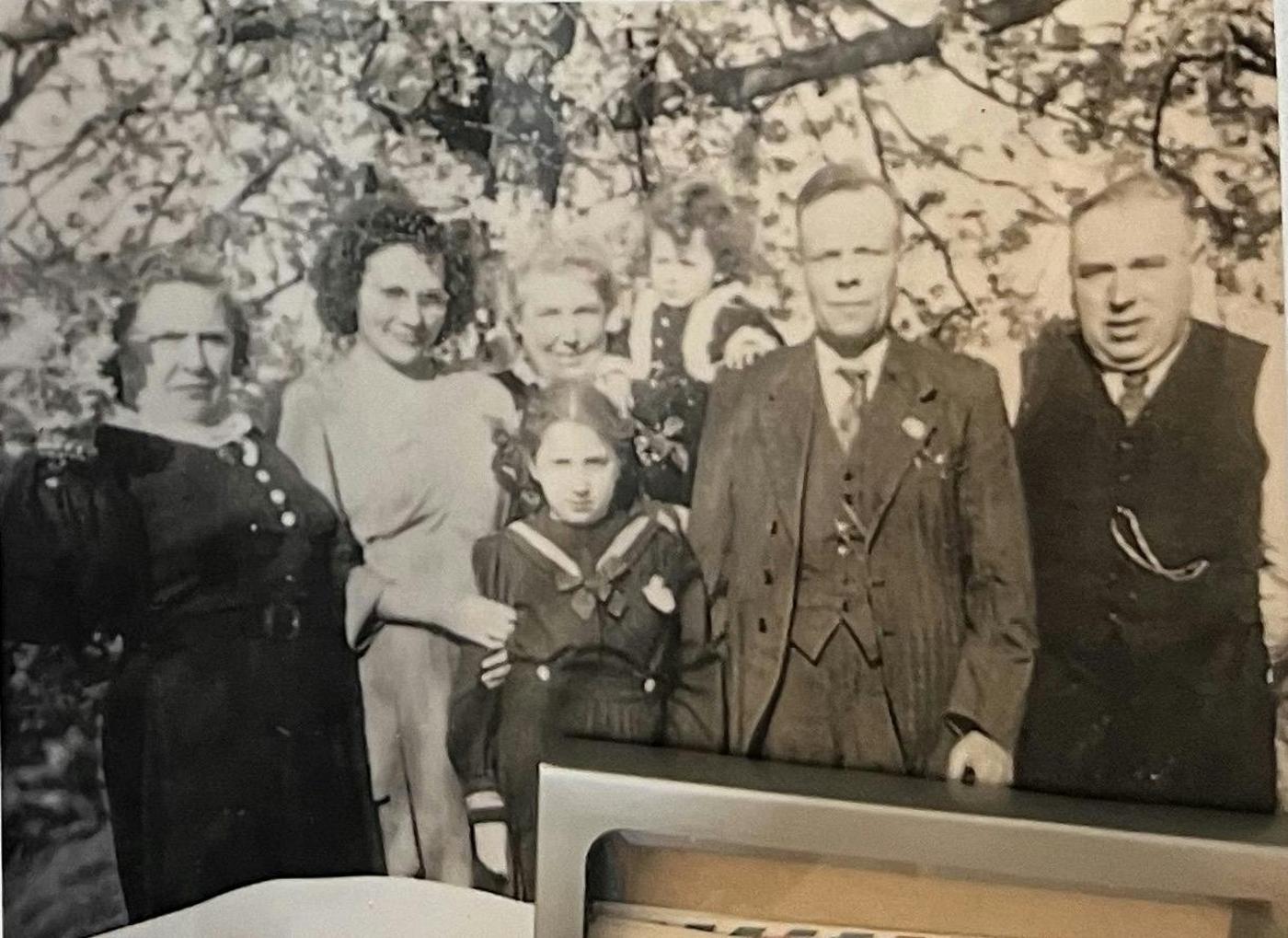 From left to right: Anna, Marcelle (Anna’s niece), Dora (Anna's sister, holding Marcelle’s young daughter), Regina, Twan (Dora’s husband) and Charel, 1943.
)