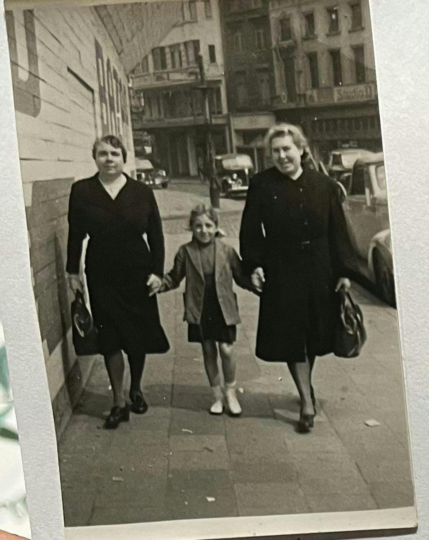 Regina et les deux sœurs d’Anna, Dora et Fientje, font des courses à Anvers en 1944.
)