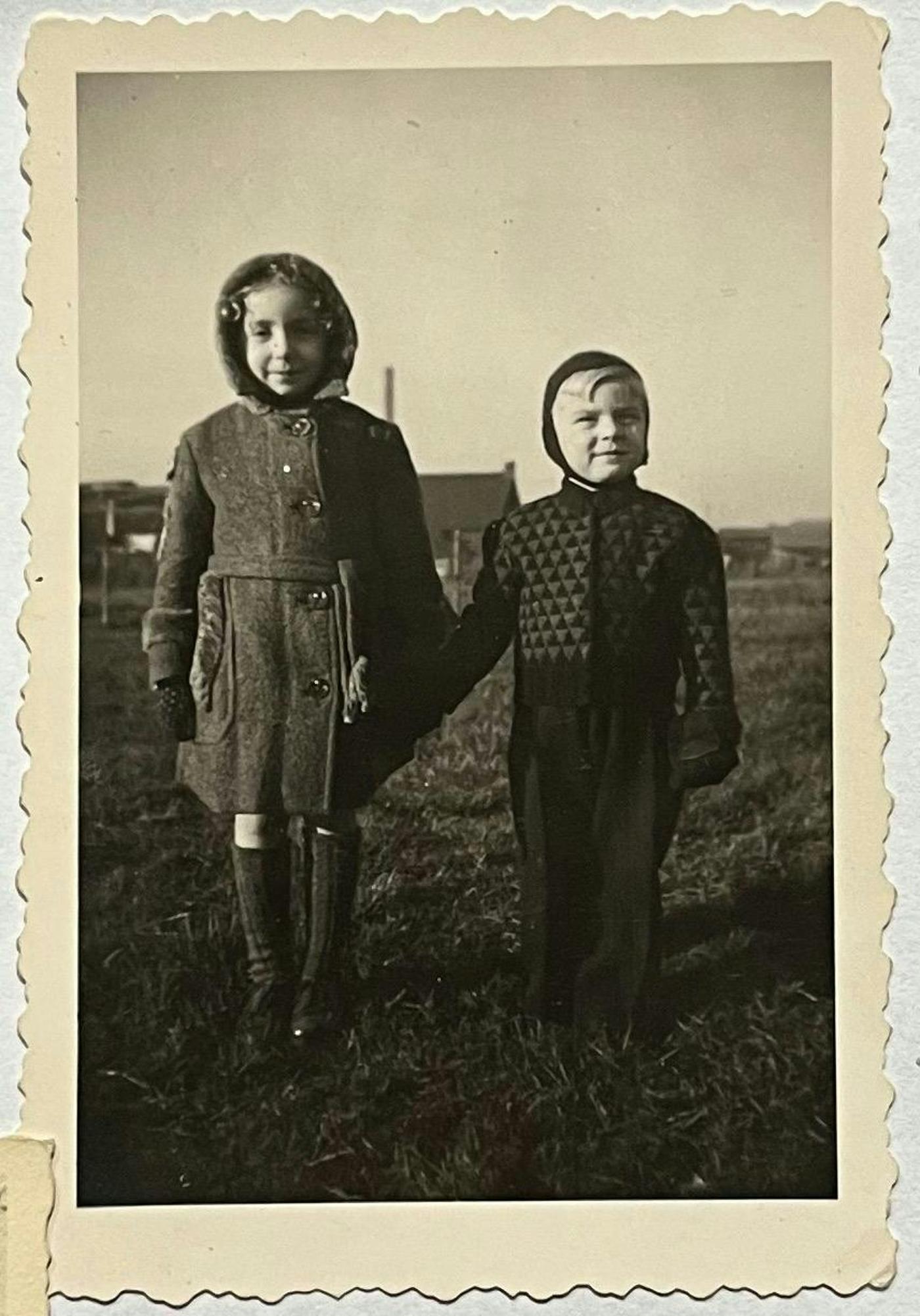 A young Regina and her friend Robert in Hemiksem, 1944.
)