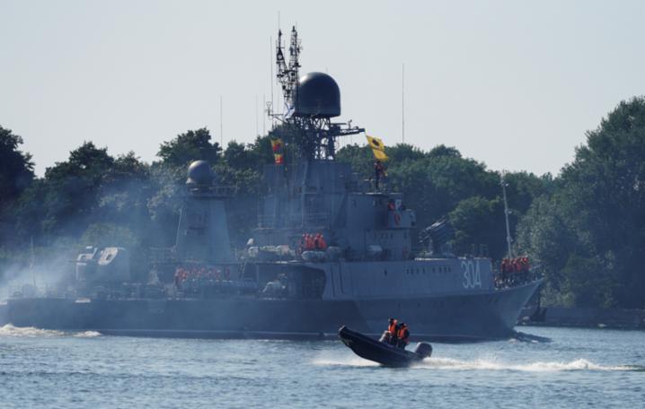  Le petit navire anti-sous-marin Urengoy quitte le port lors d’exercices navals organisés par la marine russe et sa flotte de la Baltique dans le cadre des exercices militaires Zapad 21, ouverts par la Russie et le Bélarus, dans la localité baltique de Baltiïsk, dans la région de Kaliningrad (Russie), le 9 septembre 2021. © Reuters / Vitaly Nevar
