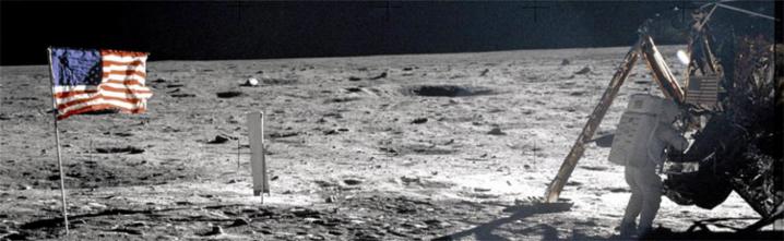  20 липня 1969 року астронавти Ніл Армстронг і Едвін «Базз» Олдрин стали першими людьми, які ступили на поверхню Місяця. На фото: Командир Аполлона 11 працює в зоні збереження обладнання на місячному модулі. Видно сліди прогулянки по Місяцю екіпажа Аполлона 11 , які були частково реставровані в 2009 році  тут. © NASA
