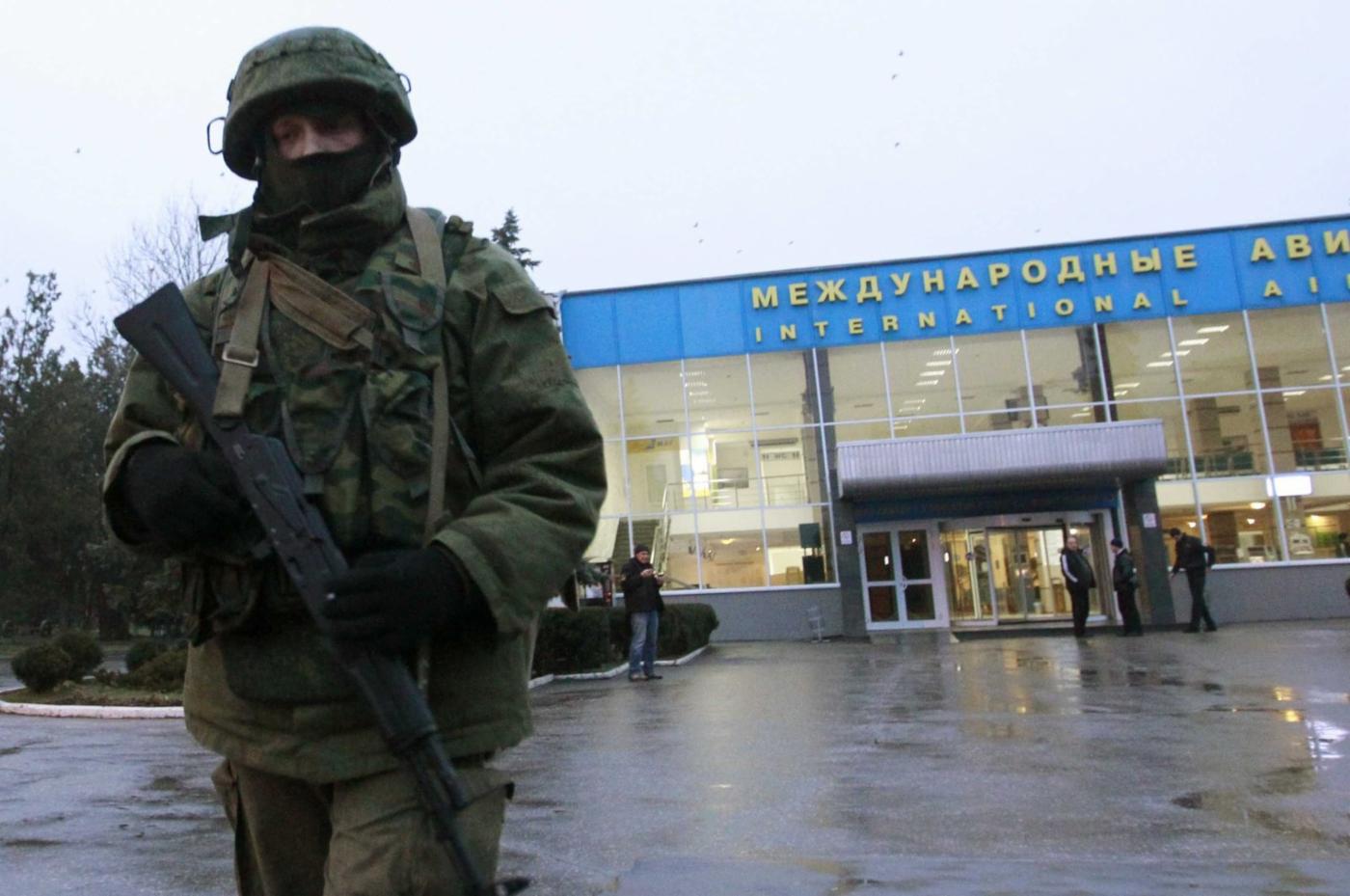  Annexion illégale de la Crimée par la Russie en 2014 : un soldat russe est posté devant l’aéroport international de Crimée.
