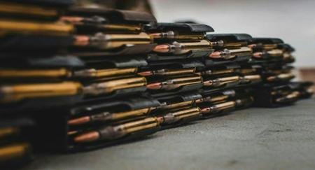 Les pays membres de l’OTAN produisent des munitions de même calibre, mais ils s’abstiennent souvent de partager ce type de matériel (et, parfois, les données y afférentes) pour des raisons de légalité et de sécurité ou à cause de malentendus. Photo reproduite avec l’aimable autorisation du 10e Commandement de la défense aérienne et antimissile de l'armée de terre des États-Unis.
 