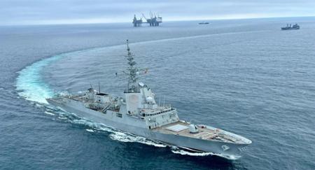 Le vaisseau amiral du 1er Groupe maritime permanent OTAN, l’Almirante Juan de Borbón, et le pétrolier Rhoen de la marine allemande, transitant par la mer du Nord à proximité du gisement de pétrole et de gaz norvégien Oseberg. L’OTAN s’emploie depuis de nombreuses années à renforcer la sécurité des infrastructures critiques. Les infrastructures sous-marines critiques ont toujours été au centre de l’attention s’agissant de la sûreté maritime et de la connaissance de la situation maritime. 28 mai 2024. © MARCOM / OTAN
 
