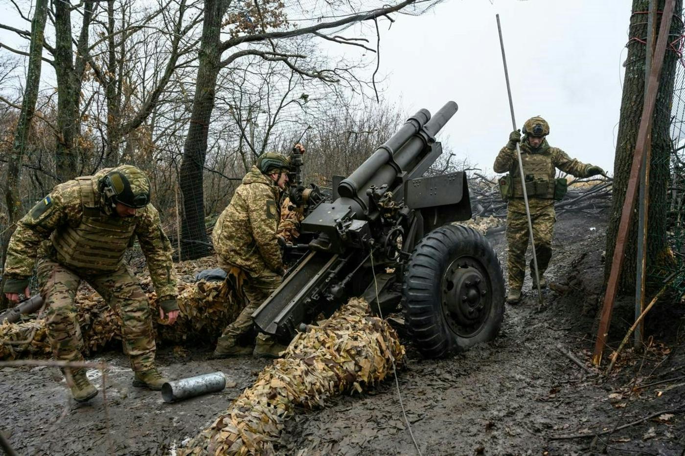 Українські артилеристи на передовій, 27 січня 2025 року. © Reuters
)