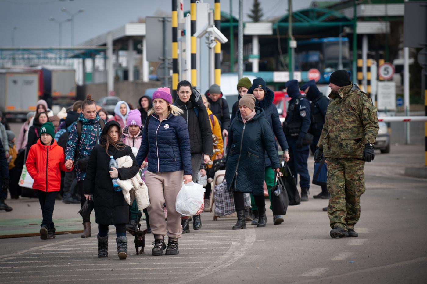 La crise actuelle liée à l’afflux de réfugiés ukrainiens et la générosité avec laquelle ceux-ci sont accueillis par certains pays européens pourraient inciter les pays de l’OTAN à passer en revue et à repenser de manière générale leurs politiques migratoires. Crédit photo : EU Observer
)