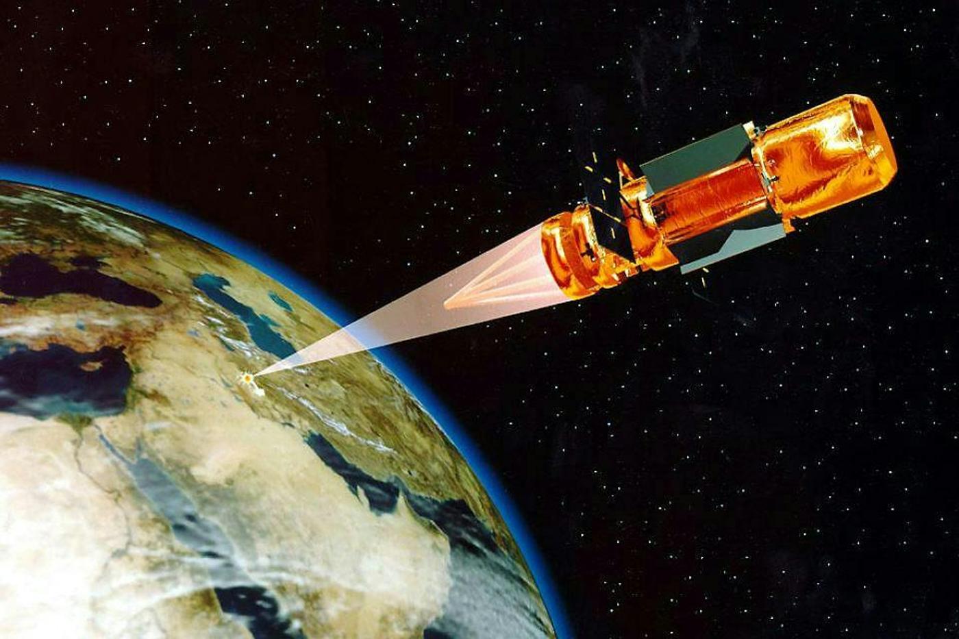 Uydusavar (ASAT) silahlarının kullanımını yasaklayan yeni bir anlaşma konusunda görüşmeler yapılması yakın vadede diplomatik açıdan imkânsız görünüyor.  Resimde:  Dünya üzerindeki hedeflere nokta atışı yapan uydu tabanlı bir yönlendirilmiş enerji silahının ABD Uzay Komutanlığı tarafından yapılan temsilî resmi
)