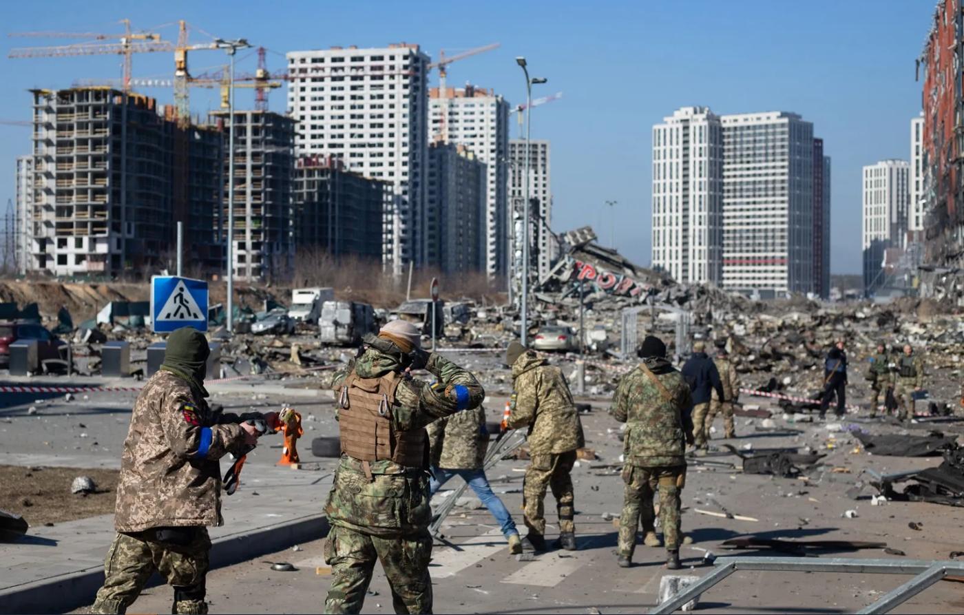 Des troupes ukrainiennes en intervention suite à un tir de roquette de la Russie sur un centre commercial le 21 mars 2022 à Kyïv (Ukraine). © Getty Images
)