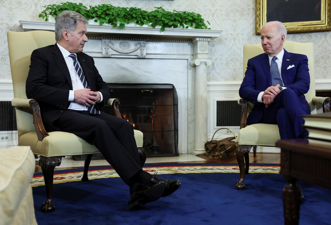 Le président américain, Joe Biden, et le président finlandais, Sauli Niinistö, lors d’un entretien dans le Bureau ovale de la Maison Blanche à Washington (États-Unis) le 4 mars 2022. © Reuters
)