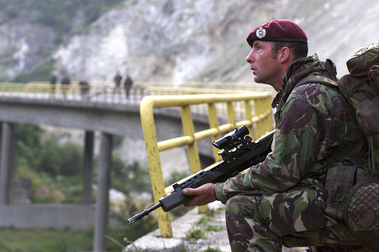 A British soldier guards a strategic bridge on the route to Pristina in 1999. (Photo: UK Ministry of Defense)