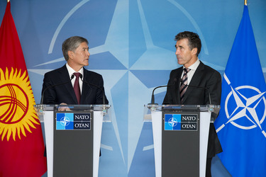/nato_static_fl2014/assets/pictures/130917_130917-sg-pres-kyrgyz/20130919_130917b-003_rdax_375x250.jpg