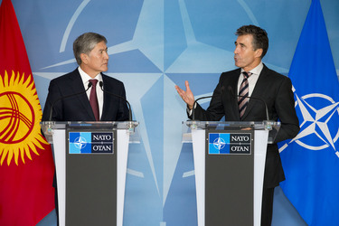 /nato_static_fl2014/assets/pictures/130917_130917-sg-pres-kyrgyz/20130919_130917b-004_rdax_375x250.jpg