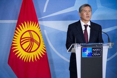 /nato_static_fl2014/assets/pictures/130917_130917-sg-pres-kyrgyz/20130919_130917b-005_rdax_375x250.jpg