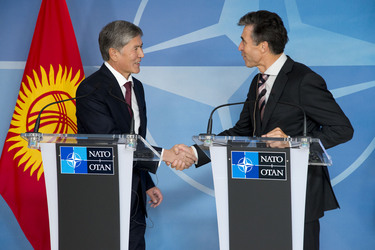 /nato_static_fl2014/assets/pictures/130917_130917-sg-pres-kyrgyz/20130919_130917b-006_rdax_375x250.jpg