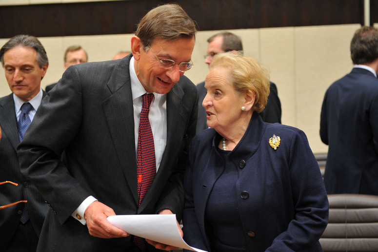 Left to right: Jeroen van der Veer (Vice Chair of the Group of Experts) talking with Madeleine Albright (Chair, Group of Experts)