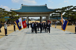 130412a-002.jpg - Visit by NATO Secretary General to the Republic of Korea - visit to the National Cemetery in Seoul, 70.12KB