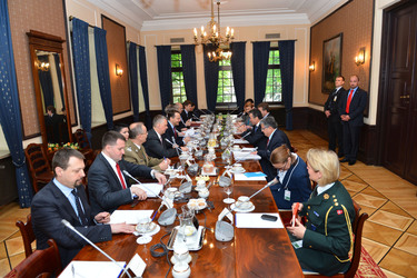 /nato_static_fl2014/assets/pictures/2013_06_130606a-sg-poland/20130606_130606a-013_rdax_375x250.JPG