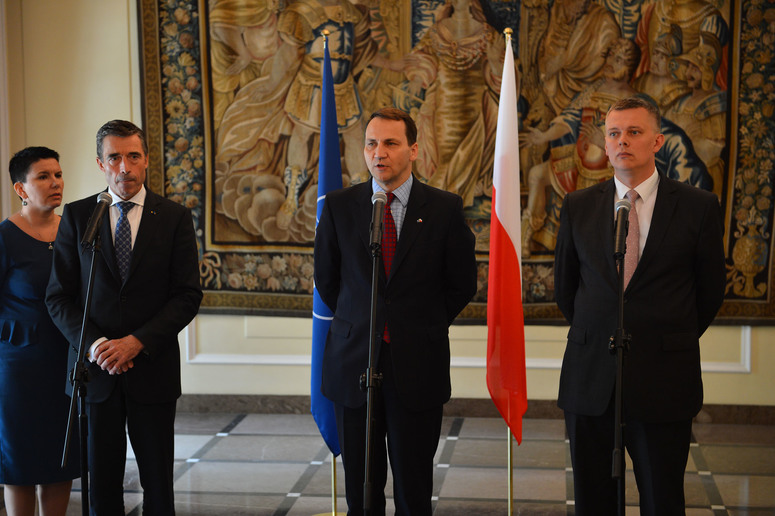 Joint press point with NATO Secretary General Anders Fogh Rasmussen (left), Radoslaw Sikorski, Minister for Foreign Affairs of Poland (center) and Tomasz Siemoniak, Minister of Defence of Poland (right)