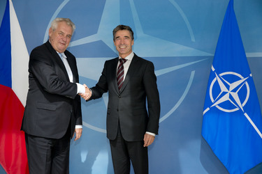 /nato_static_fl2014/assets/pictures/2013_09_130919b-sg-pres-czech/20130920_130919b-001_rdax_375x250.jpg