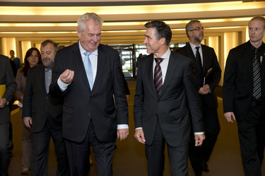 /nato_static_fl2014/assets/pictures/2013_09_130919b-sg-pres-czech/20130920_130919b-002_rdax_375x250.jpg