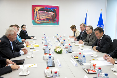 /nato_static_fl2014/assets/pictures/2013_09_130919b-sg-pres-czech/20130920_130919b-004_rdax_375x250.jpg