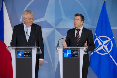 /nato_static_fl2014/assets/pictures/2013_09_130919b-sg-pres-czech/20130920_130919b-006_rdax_375x250.jpg