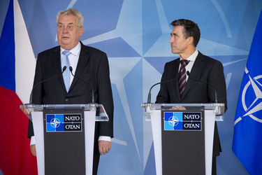 /nato_static_fl2014/assets/pictures/2013_09_130919b-sg-pres-czech/20130920_130919b-007_rdax_375x250.jpg