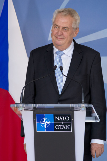 /nato_static_fl2014/assets/pictures/2013_09_130919b-sg-pres-czech/20130920_130919b-008_rdax_375x564.jpg