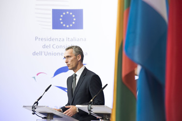 /nato_static_fl2014/assets/pictures/2014_12_141203i-bilat-eu/20141203_141203i-007_rdax_375x250.jpg