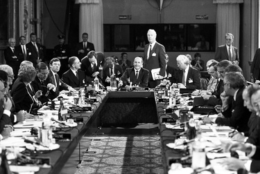 /nato_static_fl2014/assets/pictures/2014_12_141218a-anniv-london-summit/20141218_141218a-003_rdax_375x252.jpg