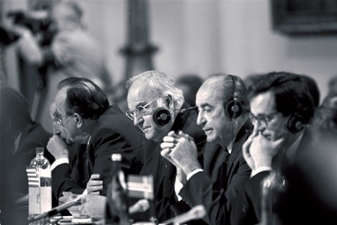 /nato_static_fl2014/assets/pictures/2014_12_141218a-anniv-london-summit/20141218_141218a-005_rdax_375x250.jpg