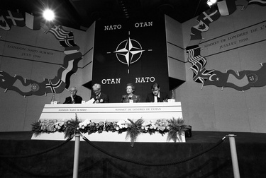 /nato_static_fl2014/assets/pictures/2014_12_141218a-anniv-london-summit/20141218_141218a-008_rdax_375x252.jpg