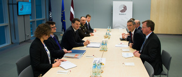 /nato_static_fl2014/assets/pictures/2015_02_150218a-trip-latvia-sg/20150218_150218a-028_rdax_375x160.jpg