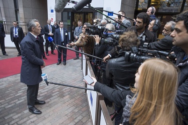 /nato_static_fl2014/assets/pictures/2015_11_151117a-doorstep-sg-eu/20151117_151117a-006_rdax_375x250.jpg