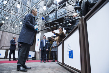 /nato_static_fl2014/assets/pictures/2015_11_151117a-doorstep-sg-eu/20151117_151117a-008_rdax_375x250.jpg