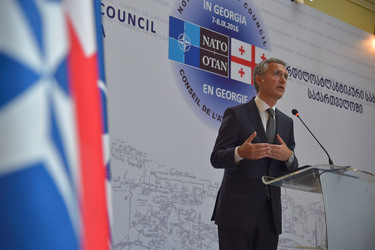 Secretary General and Georgian students discuss NATO’s vision of a Europe whole, free and at peace