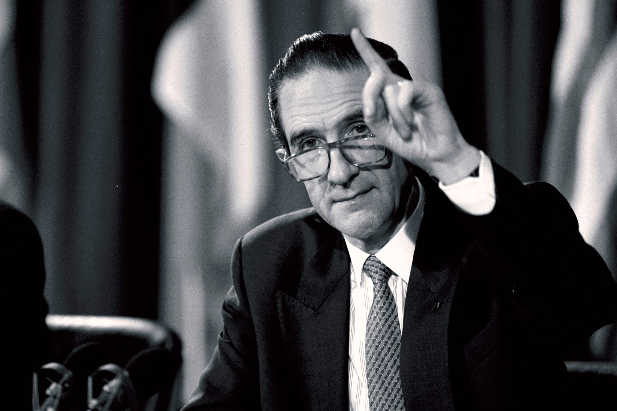 Willy Claes announcing his resignation at a meeting of the North Atlantic Council on 20 October 1995.