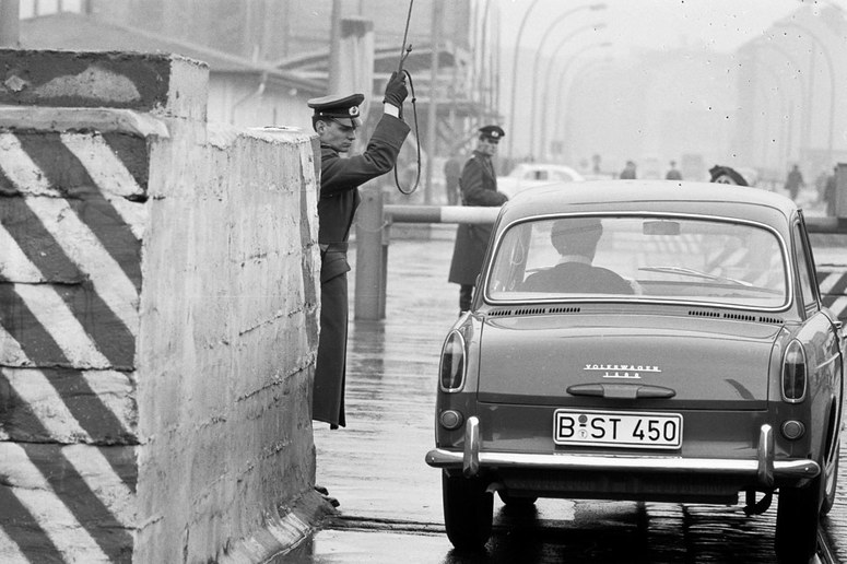 Building the Berlin Wall