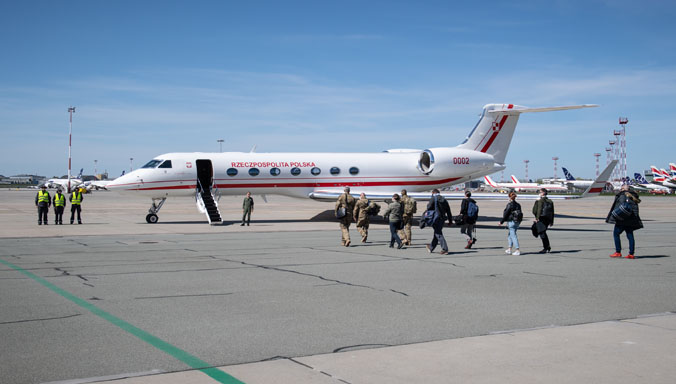 A team from the Military Institute of Medicine departs Warsaw Airport for Chicago on 23 April 2020. (Photo credit: Polish Ministry of Defence)