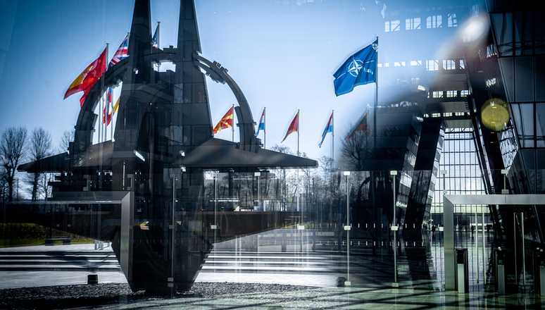 NATO-skulptur - NATO-stjerne - NATO-flagg