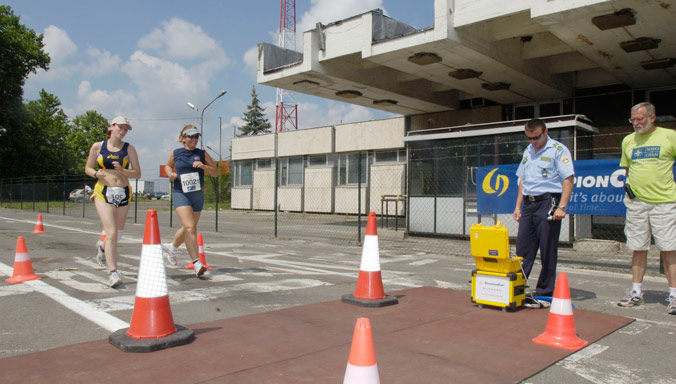 Deux coureuses traversent la frontière entre la Serbie et la Hongrie lors de la première édition du NATO Run, en 2006. (Crédit photo : OTAN)