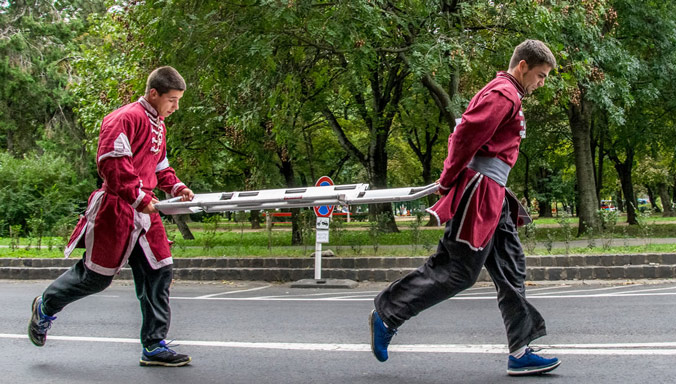 Deux coureurs portent un brancard pendant l’édition 2018 du NATO Run. (Crédit photo : Budapest Athletics Federation)