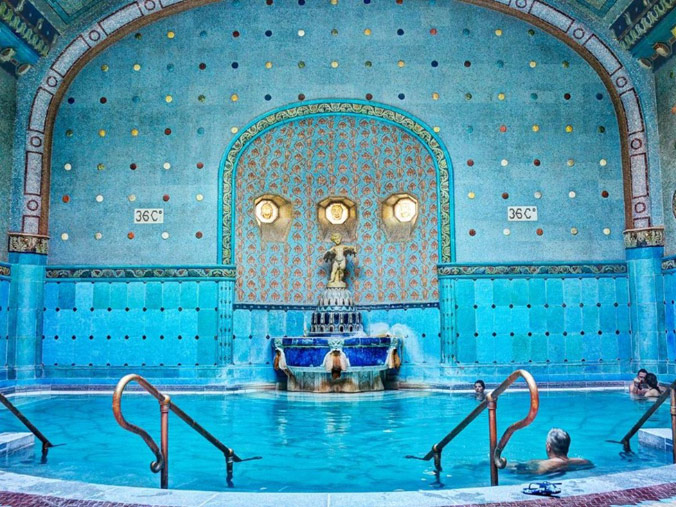 L’un des splendides bassins Art nouveau aux bains thermaux Gellért de Budapest. (Crédit photo : The Better Vacation)