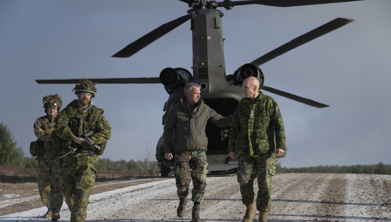 Chair of the NATO Military Committee Admiral Rob Bauer (centre) and Chief of the Defence Staff General Wayne Eyre (right) visit the 2 Canadian Mechanized Brigade Group