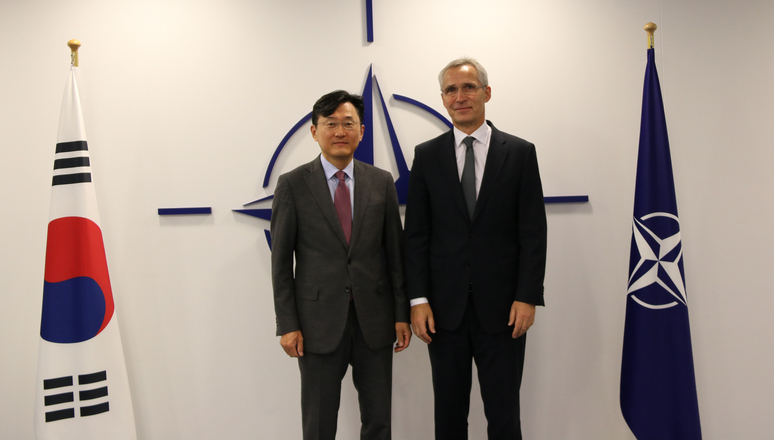 The Ambassador of the Republic of Korea to Belgium, Yoon Soongu, meets with NATO Secretary General Jens Stoltenberg