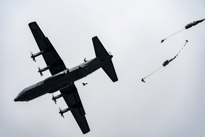 About 800 paratroopers from the US Army's 173rd Airborne Brigade, the Italian Army's 4th Alpini Paratroopers Regiment and the German Army's 26th Airborne Regiment perform several jumps over a drop zone in northern Italy. Photo by NATO photographer.