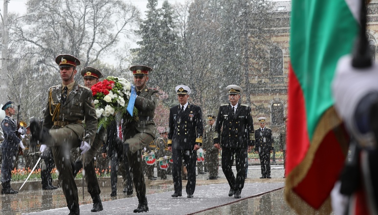 The Chair of the NATO Military Committee, Admiral Rob Bauer and Admiral Emil Eftimov, Bulgarian Chief of Defence, lay a wreath at the Unknown Soldier Memorial