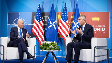 Генеральный секретарь НАТО приветствует президента США на встрече в верхах НАТО